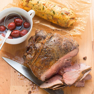 Rehkeule mit Pfefferkirschen und Serviettenknödel Rehkeule mit Pfefferkirschen und Serviettenknödel