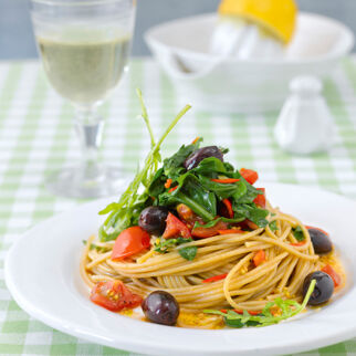 Spaghetti mit Rucola und schwarzen Oliven