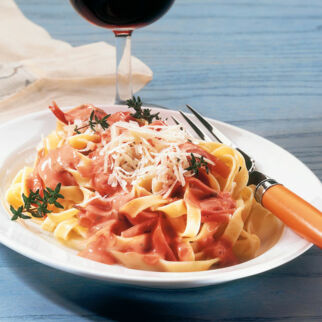 Fettuccine mit fruchtiger Tomatensauce Fettuccine mit fruchtiger Tomatensauce