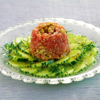 Lachstatar auf Gurke Lachstatar auf Gurke