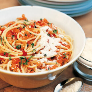 Nudeln mit roher Tomatensauce Nudeln mit roher Tomatensauce