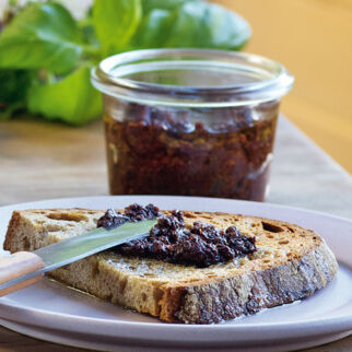 Tapenade aus schwarzen Oliven