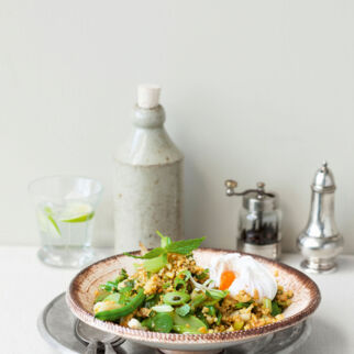 Gemüse-Minz-Bulgur mit pochierten Eiern