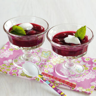 Kirsch-Kaltschale mit Schnee-Eiern Kirsch-Kaltschale mit Schnee-Eiern