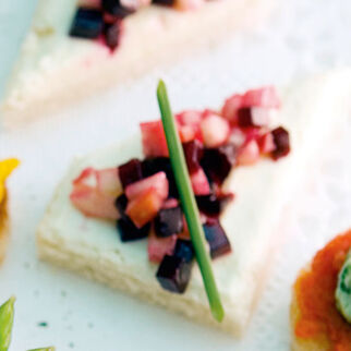 Canapées mit Rote-Bete-Apfel-Tatar Canapées mit Rote-Bete-Apfel-Tatar