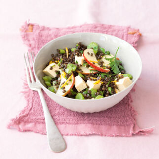 Belugalinsensalat mit Staudensellerie und Tofu Belugalinsensalat mit Staudensellerie und Tofu