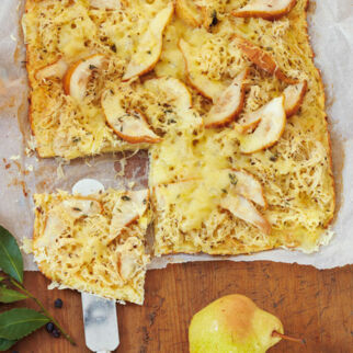Kartoffelkuchen mit Sauerkraut und Birnen