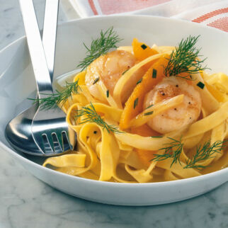 Jakobsmuscheln auf Orangennudeln Jakobsmuscheln auf Orangennudeln