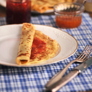 Pfannkuchen mit Konfitüre Pfannkuchen mit Konfitüre