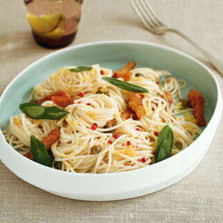 Salbeispaghetti mit Knuspersoja
