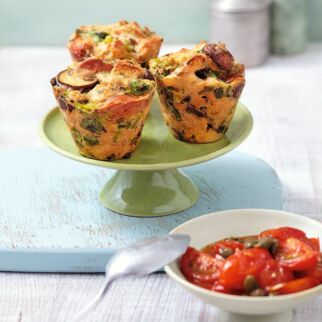Pilzknödel-Muffins mit Tomatengemüse Pilzknödel-Muffins mit Tomatengemüse