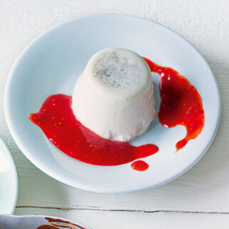 Kokos-Panna-Cotta mit Erdbeersauce Kokos-Panna-Cotta mit Erdbeersauce