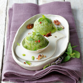 Gurken-Minz-Sorbet mit gerösteten Pekannüssen Gurken-Minz-Sorbet mit gerösteten Pekannüssen