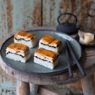 Teriyaki-Oshi mit Räucherforelle Teriyaki-Oshi mit Räucherforelle