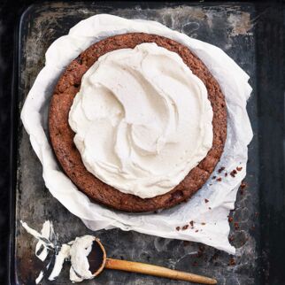 Nusskuchen mit Kirschen und Zimt Nusskuchen mit Kirschen und Zimt