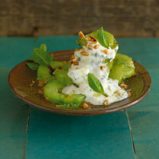 Warmer Gurkensalat mit Minzjoghurt Warmer Gurkensalat mit Minzjoghurt