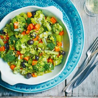 Buntes Antipasti-Gemüse mit Oliven Buntes Antipasti-Gemüse mit Oliven