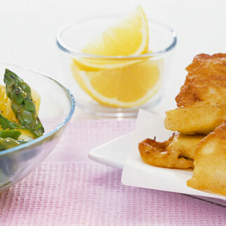 Backfisch mit Spargel-Kräuter-Salat Backfisch mit Spargel-Kräuter-Salat