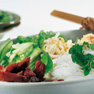 Reisnudeln mit würzigem Schweinefleisch Reisnudeln mit würzigem Schweinefleisch