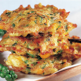 Maisküchlein und Gurken-Spinat-Salat Maisküchlein und Gurken-Spinat-Salat