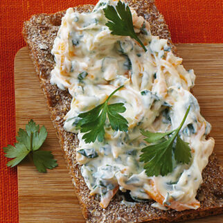 Angemachter Frischkäse mit Knäckebrot Angemachter Frischkäse mit Knäckebrot