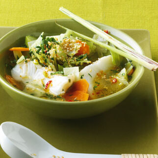 Asiatische Fischsuppe mit Gemüse Asiatische Fischsuppe mit Gemüse