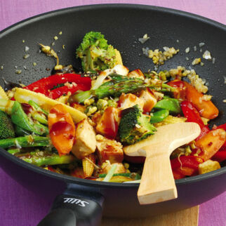 Gemischtes Wok-Gemüse mit mariniertem Tofu
