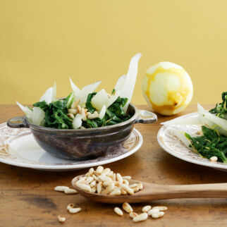 Zitronenmangold mit Pinienkernen Zitronenmangold mit Pinienkernen