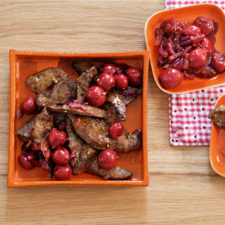 Leber mit Zwiebeln und Sauerkirschen