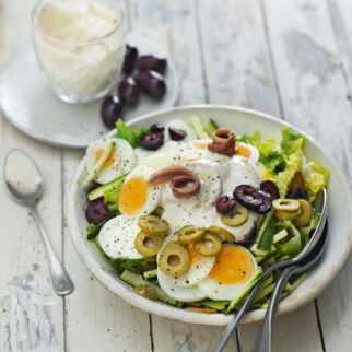 Mediterraner Eiersalat mit Zucchini und Sardellencreme-Dressing