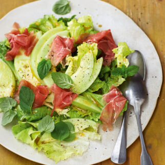 Schinken-Melone-Salat mit nussiger Sherry-Vinaigrette Schinken-Melone-Salat mit nussiger Sherry-Vinaigrette