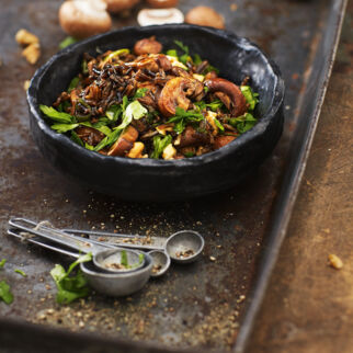 Pilzsalat mit schwarzem Reis und Walnuss-Vinaigrette Pilzsalat mit schwarzem Reis und Walnuss-Vinaigrette