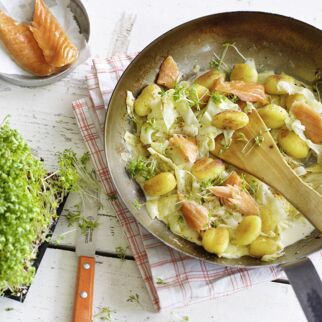 Spitzkohl-Gnocchi-Pfanne mit Lachs