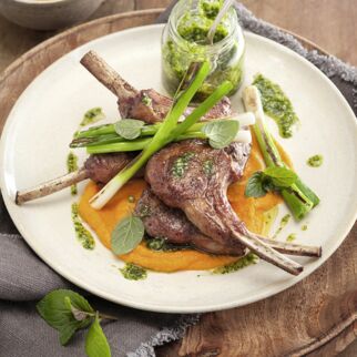 Lammkoteletts mit Minzpesto und Möhrenpüree