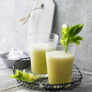 Sommerfrische mit Sellerie und gemischten Sprossen Sommerfrische mit Sellerie und gemischten Sprossen