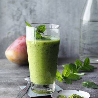 Yoga am Morgen mit Cashew, Maca, Matcha und Minze Yoga am Morgen mit Cashew, Maca, Matcha und Minze