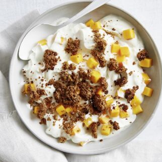 Quarkspeise mit Mango und Weizenkleie-Crumbles