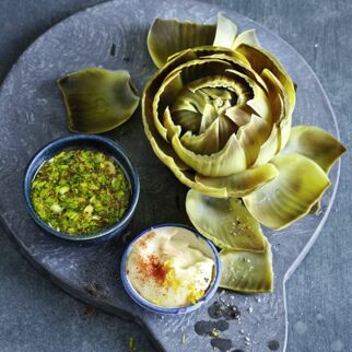 Artischocken mit Zitronen-Mayo und Minze-Vinaigrette Artischocken mit Zitronen-Mayo und Minze-Vinaigrette