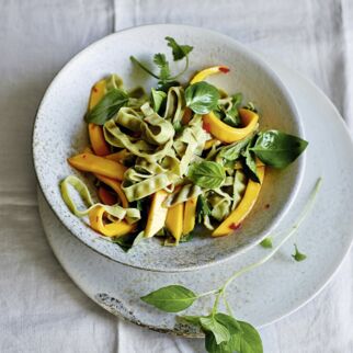 Edamame-Nudeln mit Kräutern, Mango und Chili Edamame-Nudeln mit Kräutern, Mango und Chili