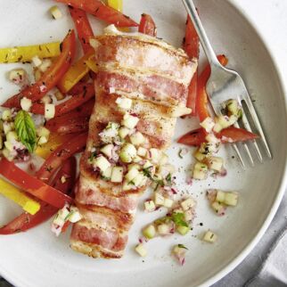 Seehecht im Speckmantel mit Gurkensalsa Seehecht im Speckmantel mit Gurkensalsa