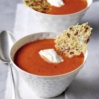 Tomaten-Paprika-Suppe mit Parmesanchips Tomaten-Paprika-Suppe mit Parmesanchips