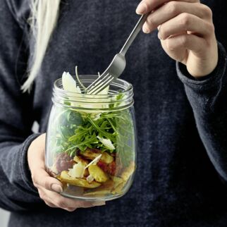 Gebackener Pastinakensalat mit rotem Pesto Gebackener Pastinakensalat mit rotem Pesto