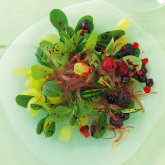 Feldsalat mit Früchten und Bündner Fleisch