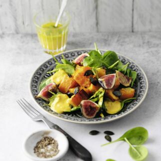 Lauwarmer Kürbissalat mit Kurkumadressing Lauwarmer Kürbissalat mit Kurkumadressing