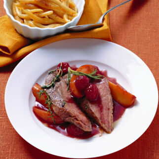 Wildschweinrücken mit Zimt, Himbeeren und Pfirsichen Wildschweinrücken mit Zimt, Himbeeren und Pfirsichen