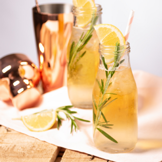 Bier mit Gin in Flasche mit Strohhalm bier-gin-cocktail