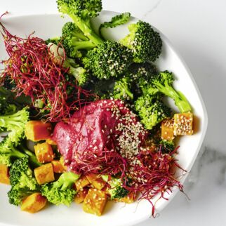 Glow Bowl mit Rote-Bete-Hummus Glow Bowl mit Rote-Bete-Hummus