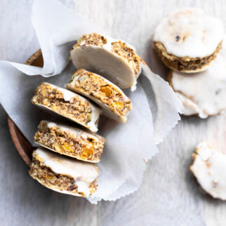 Kleine Lebkuchenbissen auf Oblaten Kleine Lebkuchenbissen auf Oblaten