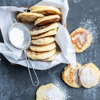 Blini mit Puderzucker