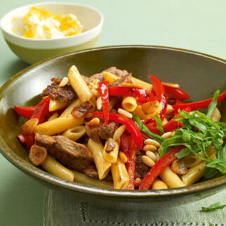 Penne mit Lamm, Paprika und Ziegenkäse Penne mit Lamm, Paprika und Ziegenkäse